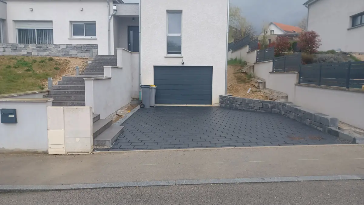 Cour pavee devant une maison