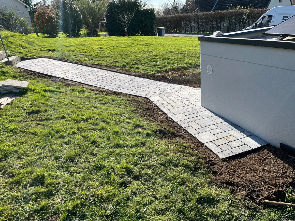 Allee pavee dans un jardin