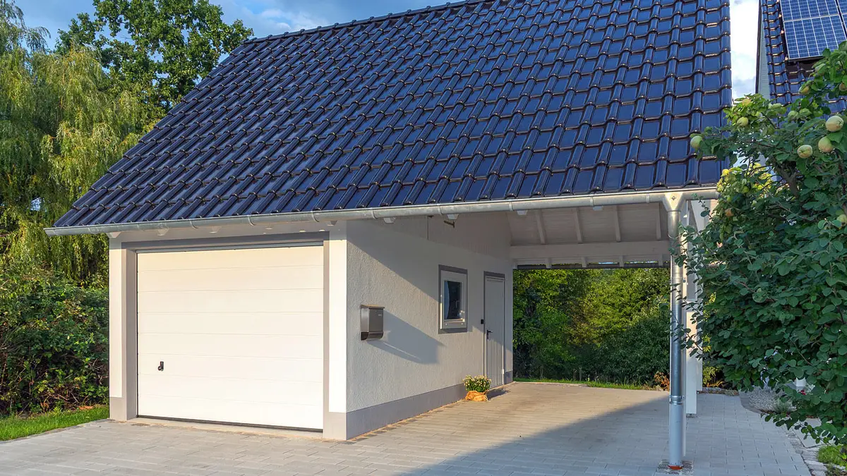 Garage beton avec avancee couverte