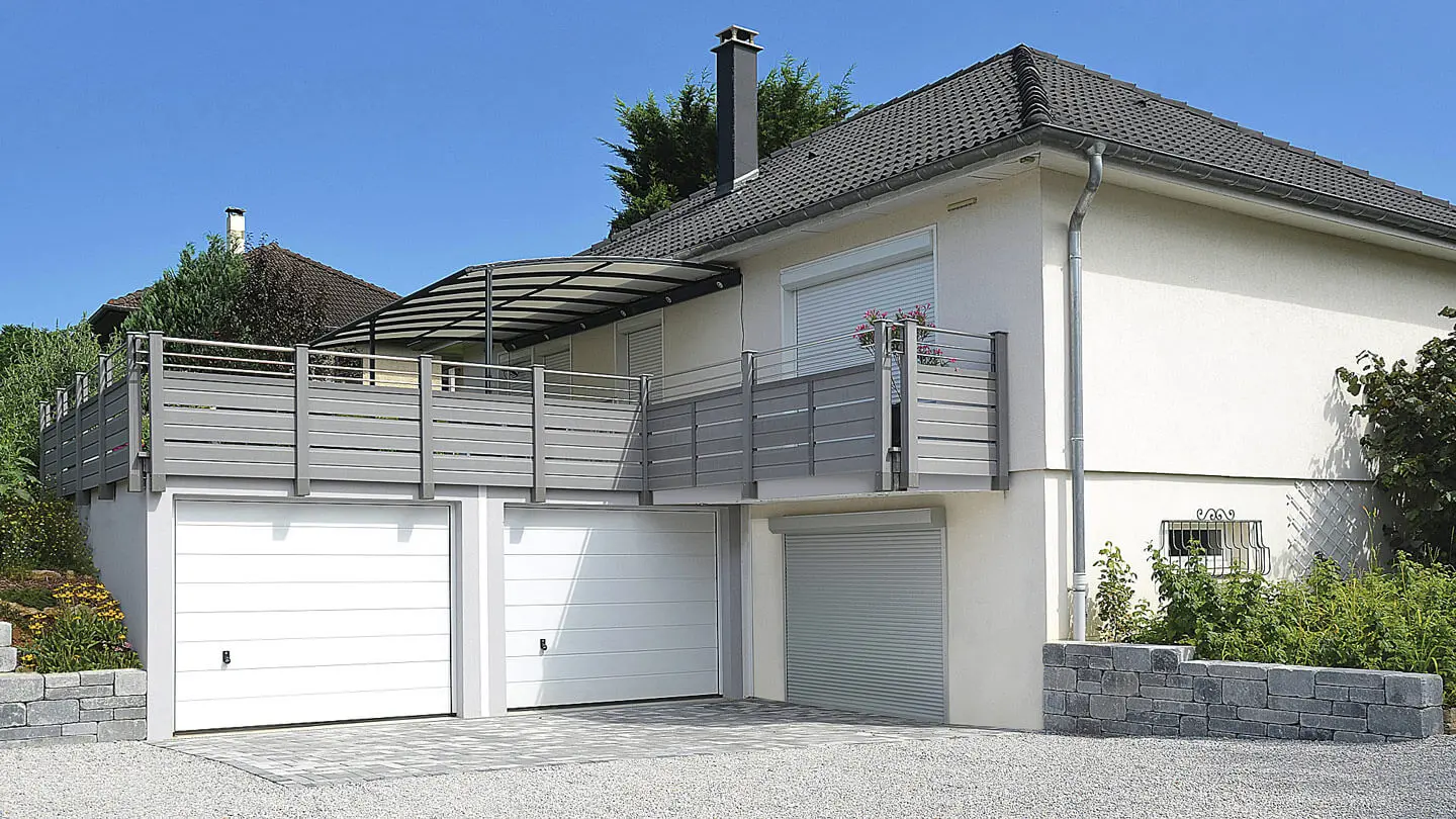 Garage beton prefabrique double avec terrasse et muret d'enrochement, pose cle en main par EV2M
