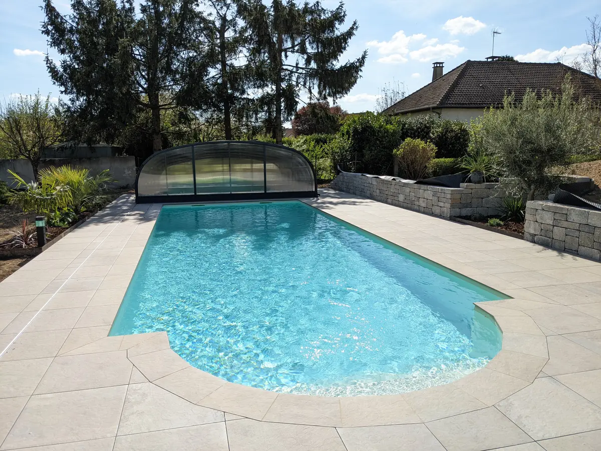 Piscine forme libre avec abri telescopique