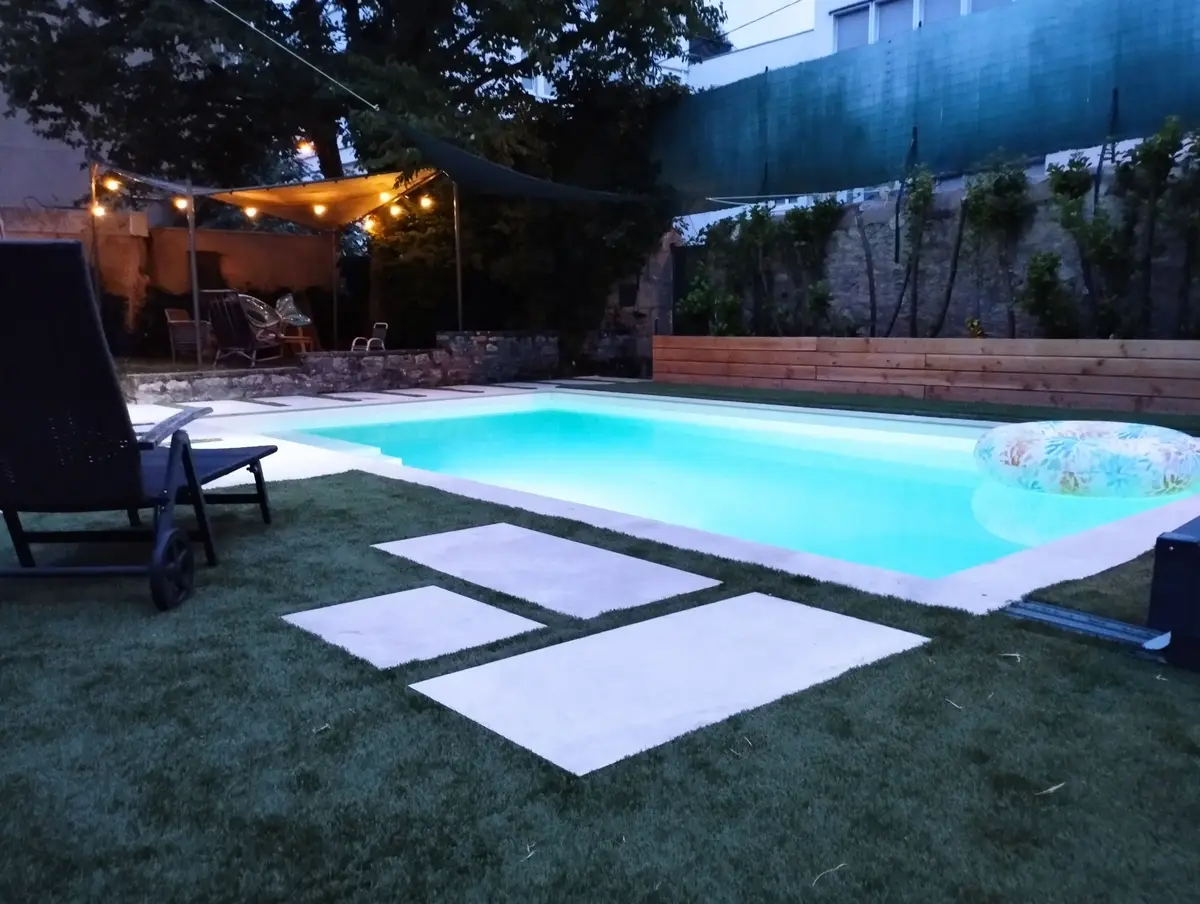 Piscine en ambiance nocturne avec guirlandes