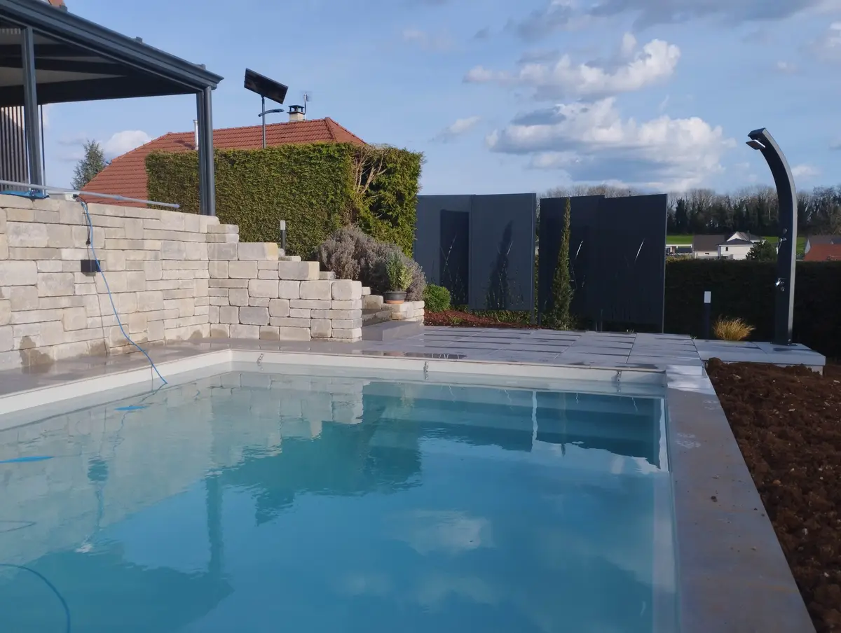 Construction d'une piscine maconnee beton