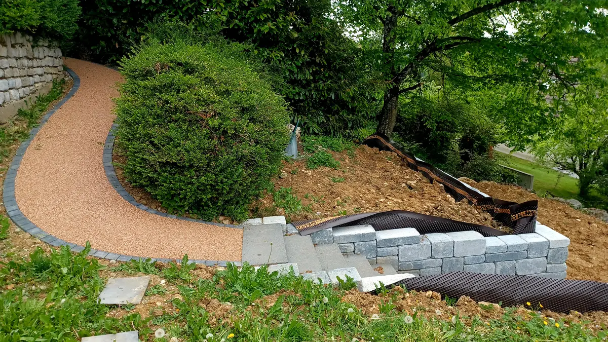 Allee en resine drainante autour d'un massif