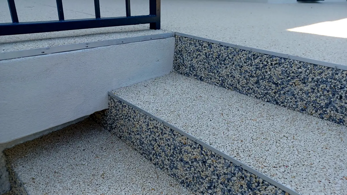 Escalier exterieur habille en resine