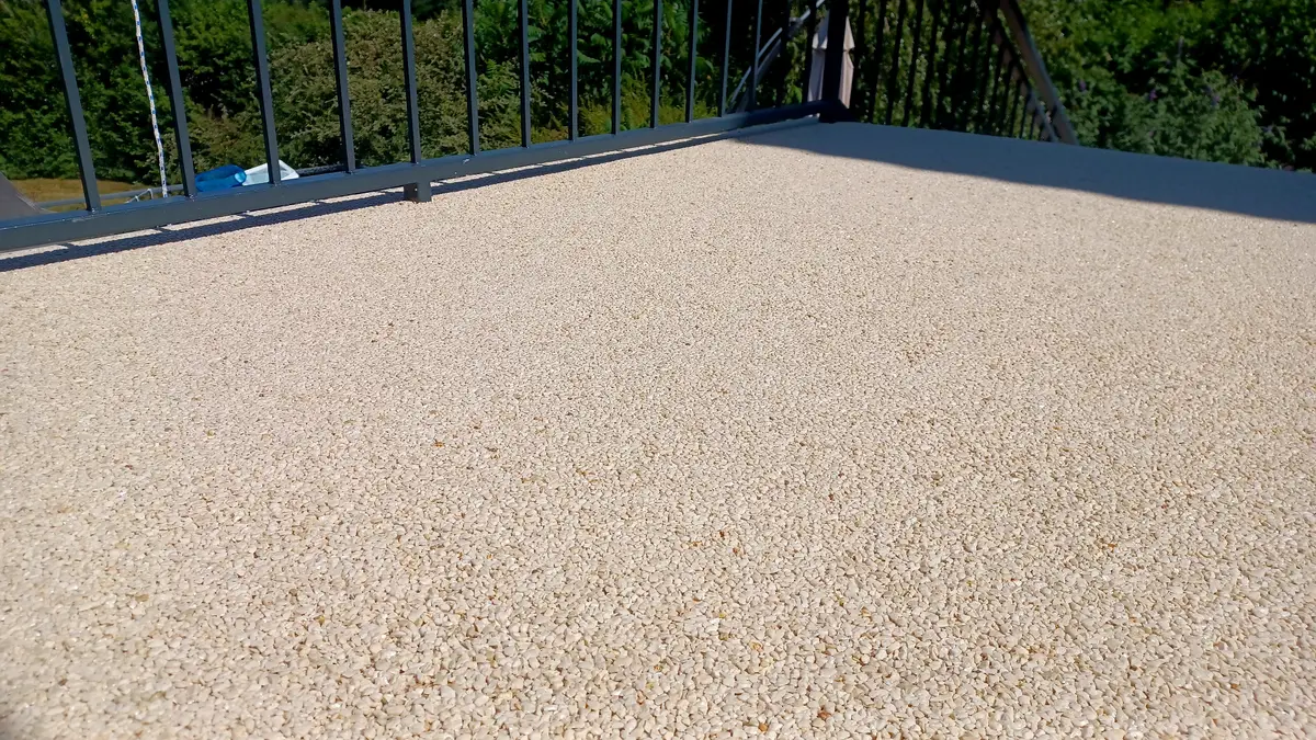 Grande terrasse en resine claire